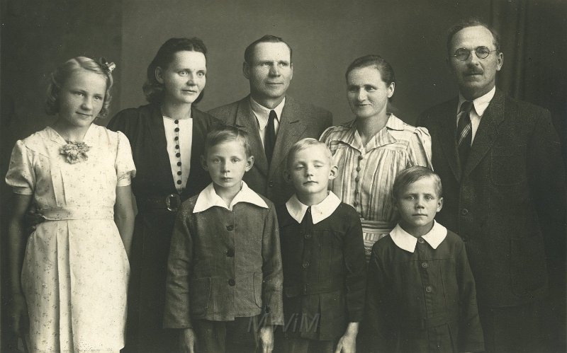 KKE 4016.jpg - Od lewej, rząd górny: Alina Kluk (po mężu Raksimowicz), Stefania Kluk, Wiktor Kluk, Anna Kluk (po mężu Niedroszlańska), Napoleon Niedroszlański. Od lewej, rząd dolny: bracia; Janusz, Mirosław (ojciec Iwony Kluk) i Wiktor Klukowie, Lidzbark Warmiński, 1949 r.